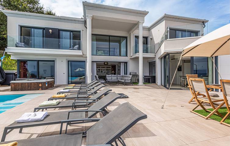 Location de vacances pour 10 personnes, avec terrasse et piscine à Les Adrets-de-l'Estérel - 2