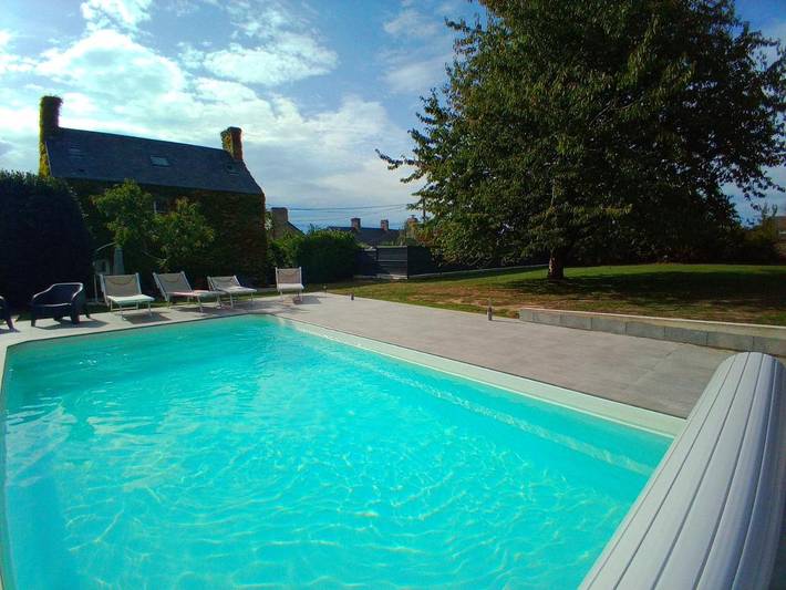 Location de vacances pour 12 personnes, avec Terrasse ainsi que Jardin et Piscine à Dragey-Ronthon