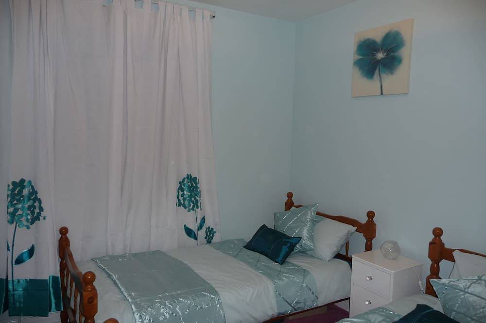 Entire apartment, With spectacular sea views the flat is literally across the road from the Beach. in Hove, Brighton