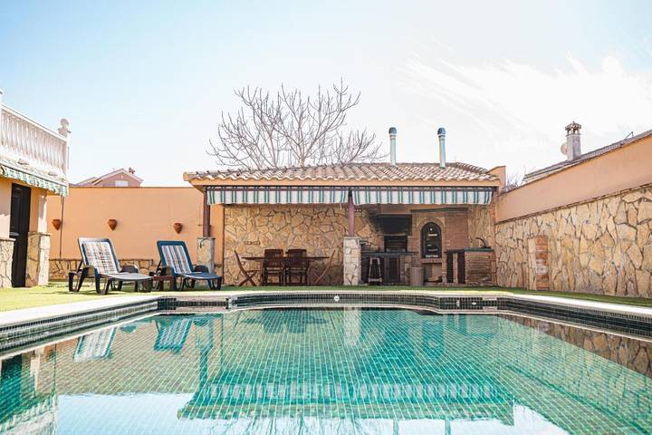 Casa rural para 14 personas, con vistas además de jardín y piscina, Se admiten mascotas en Cúllar Vega