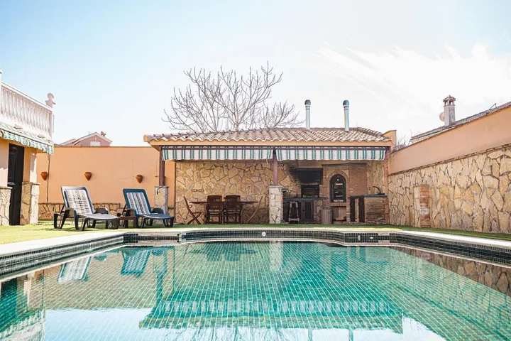 Chalet para 14 personas, con jardín además de piscina y vistas - 1