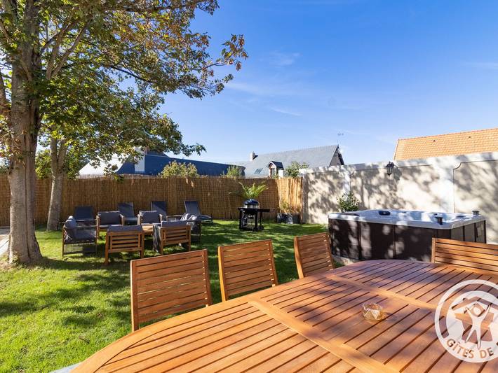 Gîte pour 8 personnes, avec Terrasse ainsi que Jacuzzi et Jardin dans Villevêque