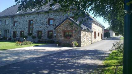 Location de vacances pour 32 personnes, avec jacuzzi et jardin ainsi que terrasse et sauna à Malmedy
