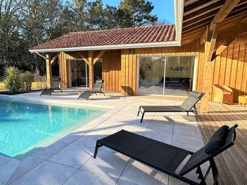 Gîte pour 8 personnes, avec terrasse ainsi que piscine et jardin dans Lac de Léon