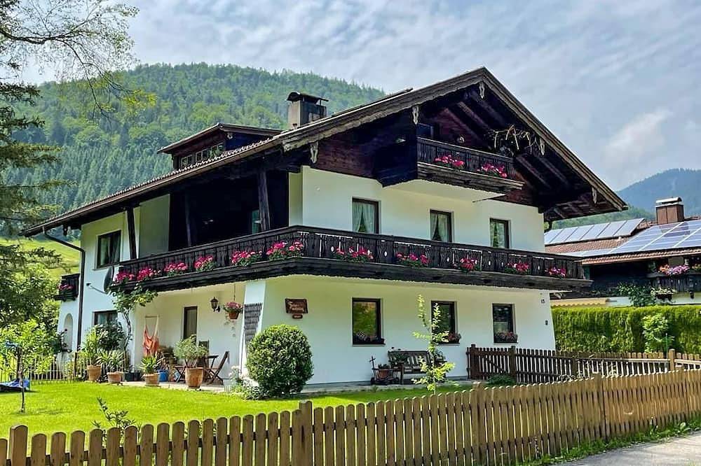 Ganze Wohnung, Haus Hochhäusler - Ferienwohnung 1 in Weissbach an der Alpenstrasse, Schneizlreuth