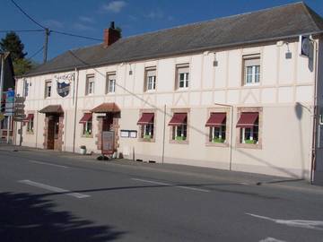 Hôtel pour 4 personnes, avec terrasse et jardin, animaux acceptés à Vallon-en-Sully