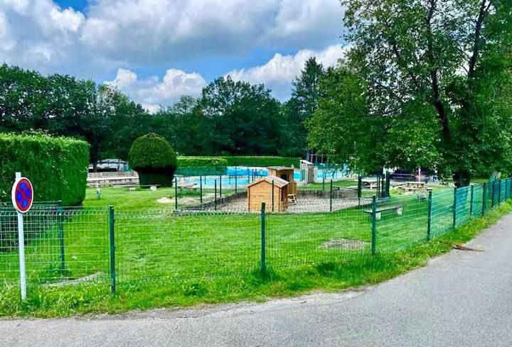 Logement vacances Yvoir avec piscine et deux chambres in Yvoir, Région de Namur