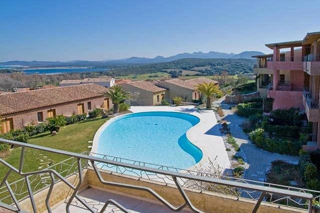 Appartement de vacances pour 4 personnes, avec balcon et vue ainsi que jardin et piscine