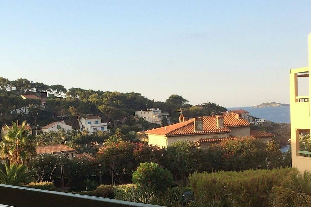 Appartement entier, F1 à 150 m de la plage de sable blanc de Portissol, terrasse vue mer, 2 ad 2 enf in Sanary-sur-Mer, Côte méditerranéenne (France)