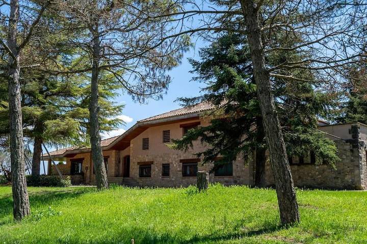 Chalet para 15 personas, con piscina además de jardín y vistas en Bages - 2