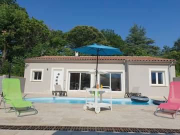 Gîte pour 4 personnes, avec terrasse ainsi que jacuzzi et piscine à Chambonas