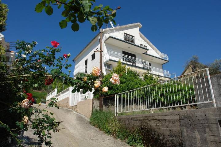 Maison d’hôte pour 3 personnes, avec jardin et vue dans Tivat