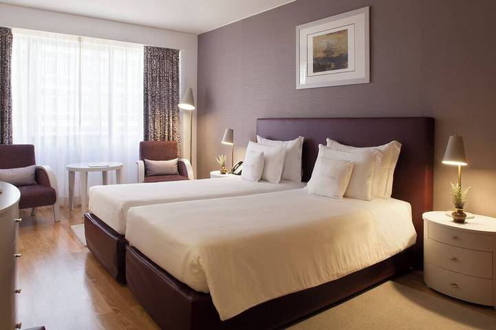 Hotel for 12 people in Lisbon