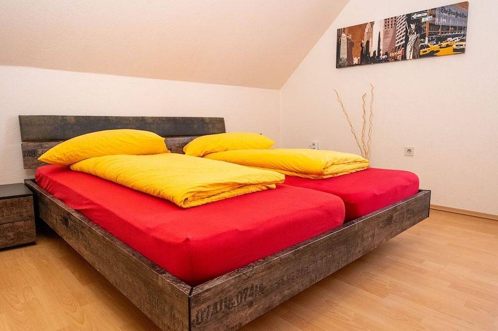 Ganze Wohnung, Große Fewo, 3 Schlafzimmer, ruhig, citynah, Süd-Balkon, kostenfreie Parkplätze in Niestetal, Hessisches Bergland