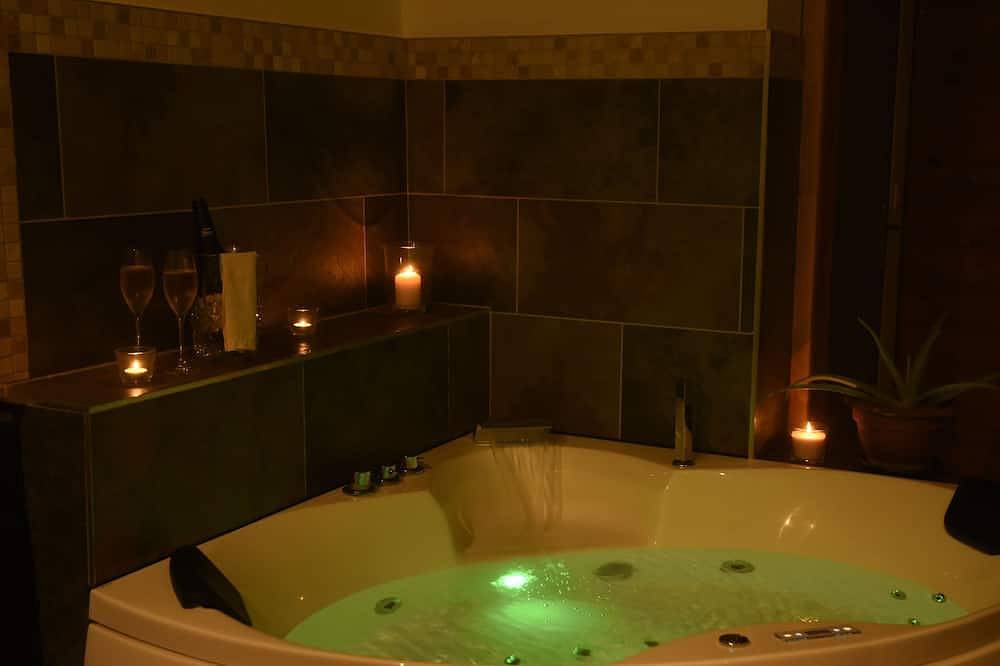 Appartement entier, Gîte de luxe dans la vallée de la Buèges, jacuzzi en amoureux! in Pégairolles-de-Buèges, Région de Lodève
