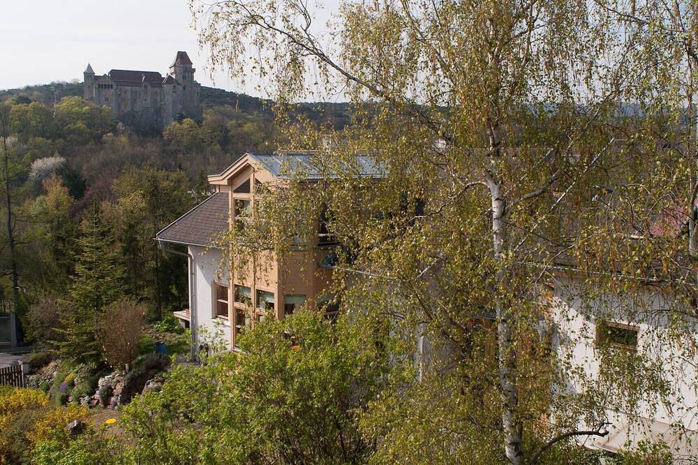 Bio Ferienhaus mit Garten & Badeteich in Ruhelage, Wien erreichbar in 15 Minuten in Maria Enzersdorf, Wienerwald