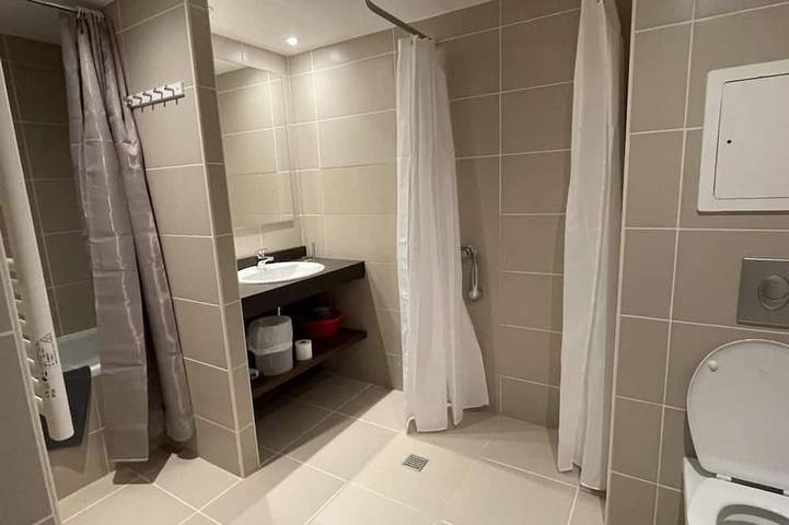 Entire apartment, 150m from ski slopes, Ground floor, view ski slopes, swimming pool, balcony, tv, ski locker, 52m² in Gourette, Eaux-Bonnes