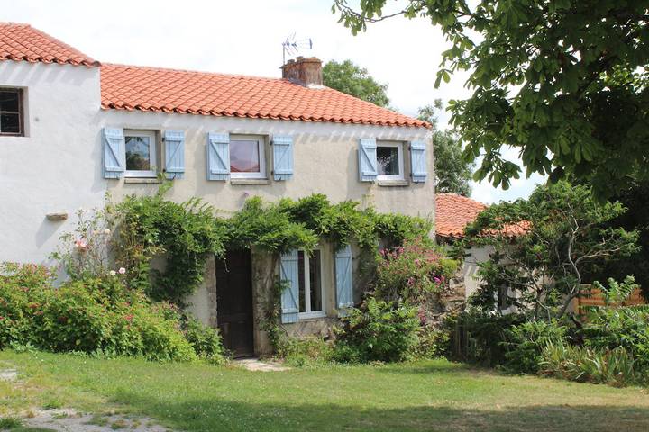 Gîte pour 9 personnes, avec piscine ainsi que terrasse et jardin à Le Champ-Saint-Père