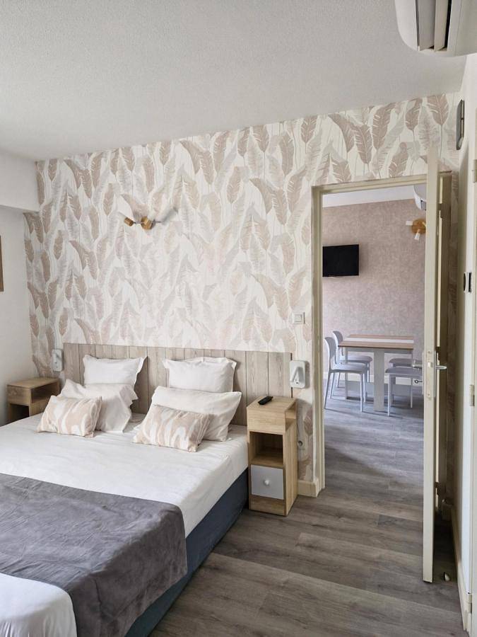 Hôtel pour 2 personnes, avec Terrasse et Jardin ainsi que Piscine et Vue à Les Vans - 2