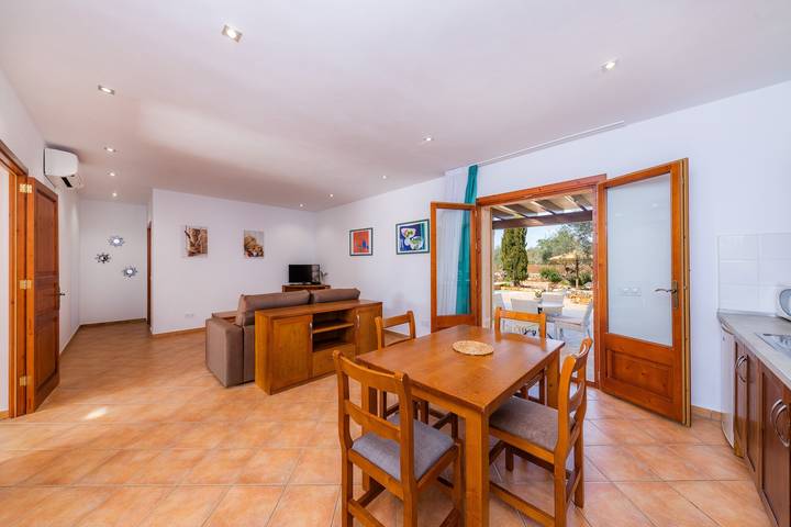 Entire apartment, Apartment 'S Hort Can Capità Familiar Terraza 1' close to the Sea with Shared Pool & Wi-Fi in Ariany, Majorca Center
