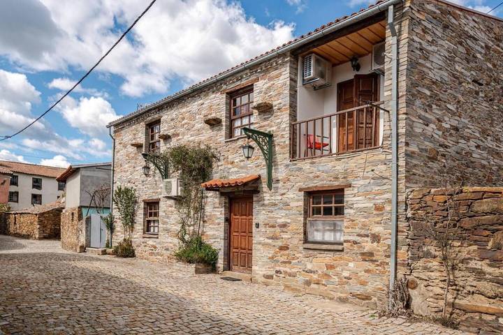 Casa rural para 2 pessoas, com Terraço e Jardim e ainda Piscina and Vista em Mirandela