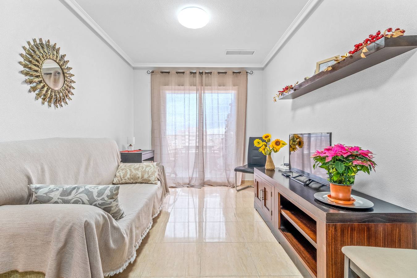 Entire apartment, Apartment 'Sunflower Flamencos' with Private Terrace, Wi-Fi and Air Conditioning in Santa Pola, Costa Blanca