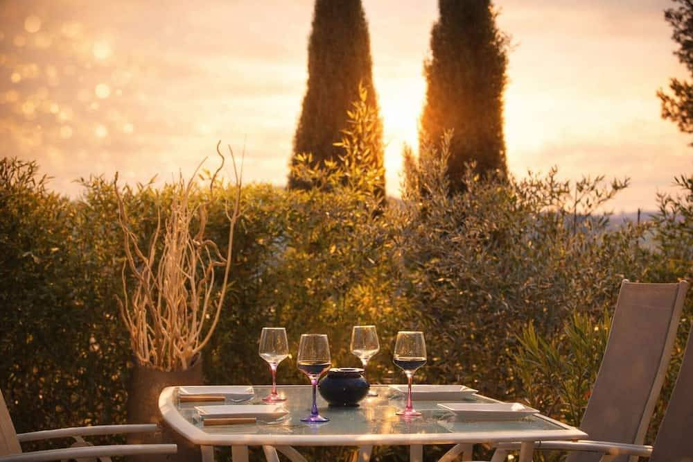 Entire apartment, Comfortable flat – Swimming pool, boules court & peaceful setting in Pertuis in Pertuis, Parc naturel régional du Luberon