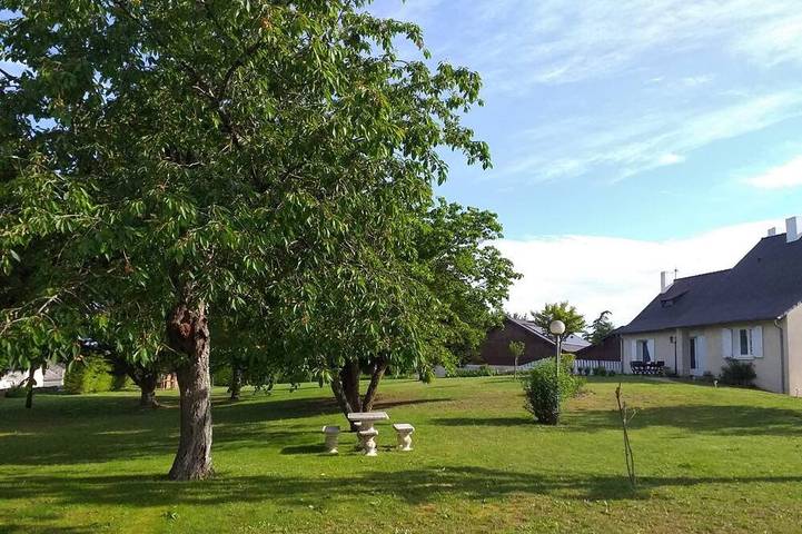 Location de vacances pour 4 personnes, avec Jacuzzi ainsi que Terrasse et Jardin à Breze