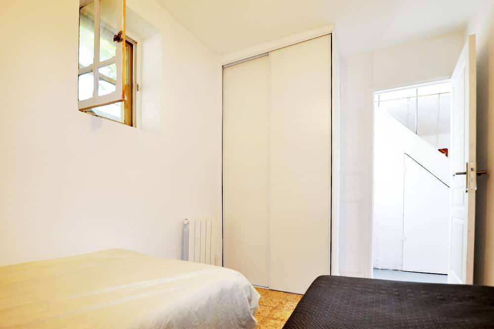 Nice home in Bizanet with kitchen in Bizanet, Narbonne region