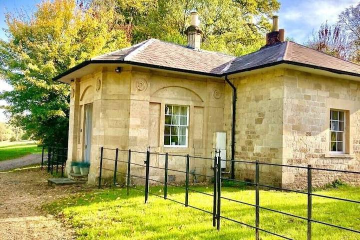 Lodge for 2 people, with garden and hot tub in Somerset