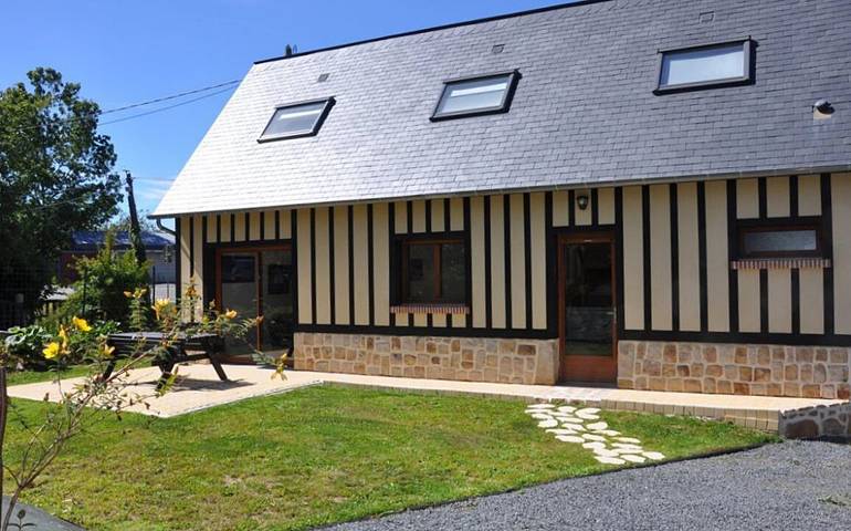 Gîte pour 4 personnes, avec jardin à Néville