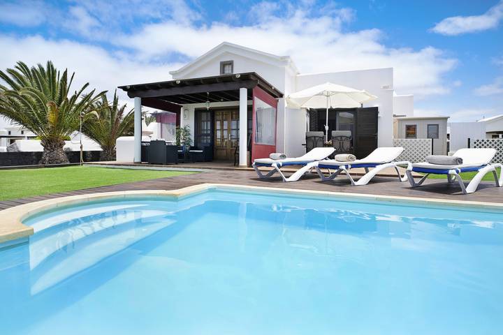 Pet-friendly Holiday Villa Darling with Wi-Fi, A/C, Pool, Garden & Terrace in Montaña Roja, Yaiza