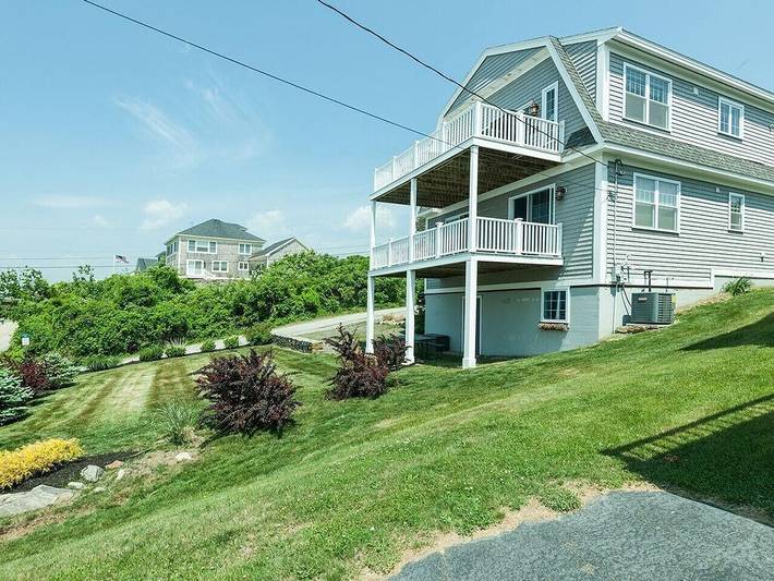 Vacation rental for 12 people, with balcony and yard in New England