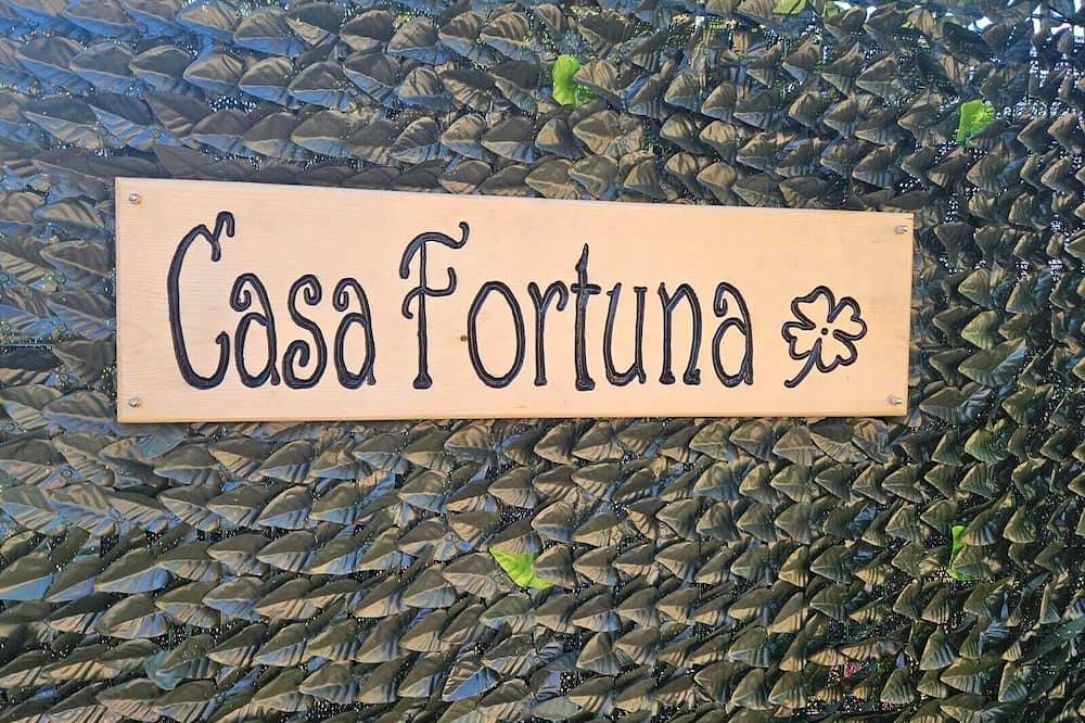 Entire apartment, Independent apartment, with outdoor space to enjoy total relaxation in Piano di Sorrento, Naples Province