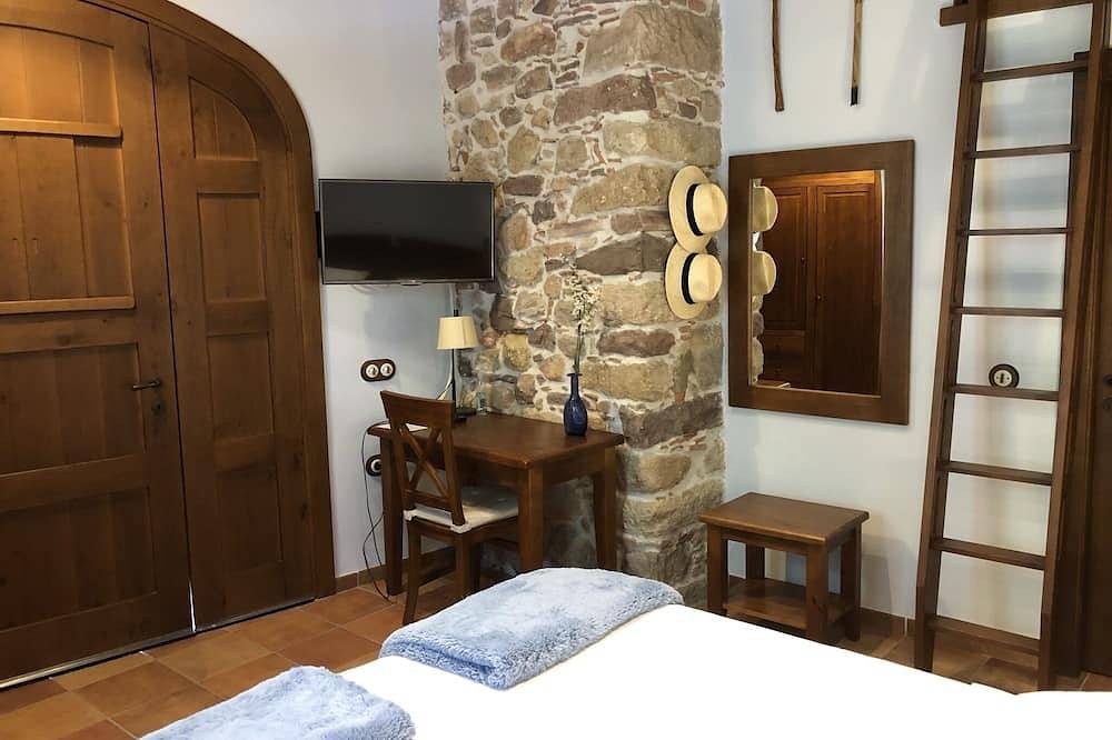 Farmhouse 10th Century nearby Barcelona for 12 people with pool and garden in Caldas de Montbui, Interior de Barcelona
