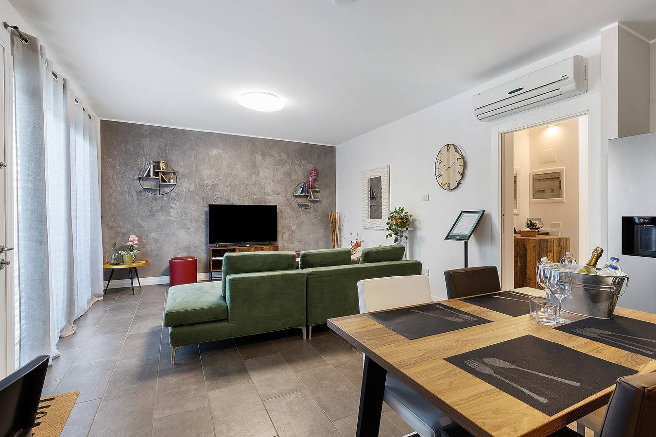 Ganze Wohnung, Apartment 'Bellavista Luxury Home' mit privatem Pool, Wlan und Klimaanlage in Peschiera del Garda, Gardasee-Berge