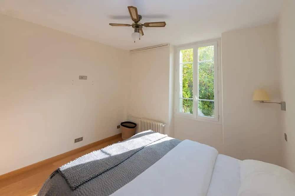 Entire apartment, Stunning Beaulieu Retreat: Chic & Air-Conditioned with Breathtaking Views in Beaulieu-sur-Mer, Mediterranean Coast (France)