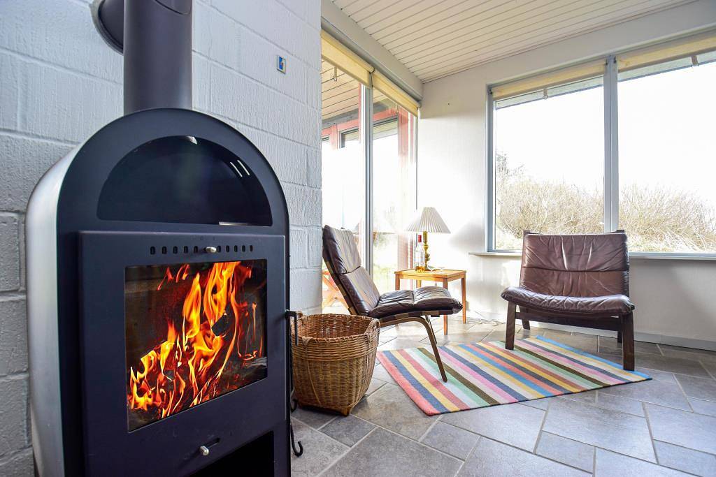 Älteres Ferienhaus mit überdachter Südterrasse, Sauna und Kaminofen in Ulfborg, Nissum Fjord
