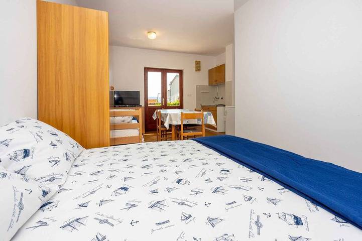 Ganze Wohnung, Studio mit Terrasse und Klimaanlage in Povile, Primorje-Gorski Kotar