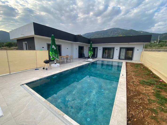 Villa für 6 Personen, mit Balkon und Pool sowie Garten und Ausblick in Fethiye