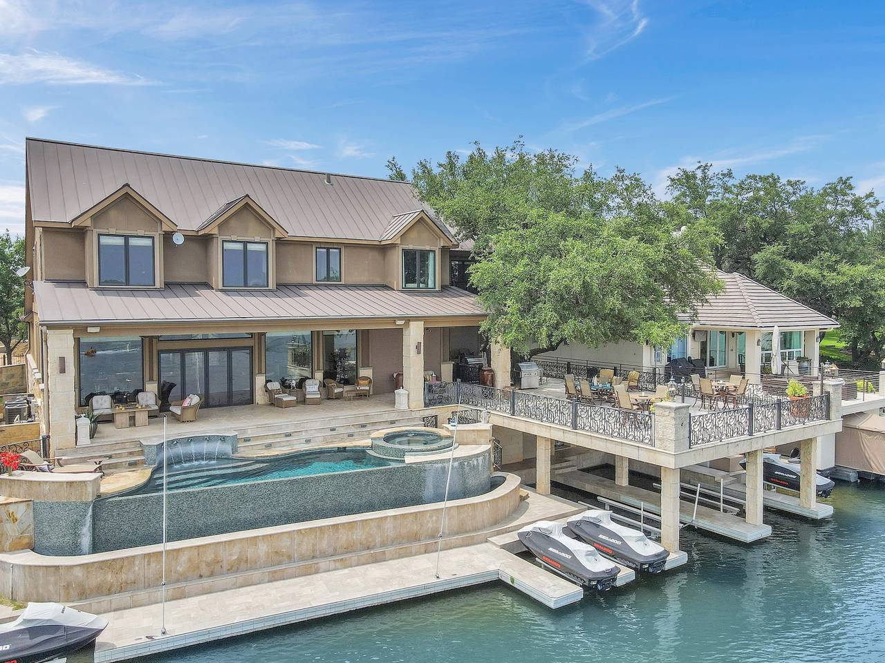 Vacation Rental for 14 Guests in Horseshoe Bay, Llano County