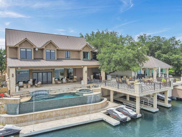 Vacation rental for 14 people, with lake view and yard in Horseshoe Bay