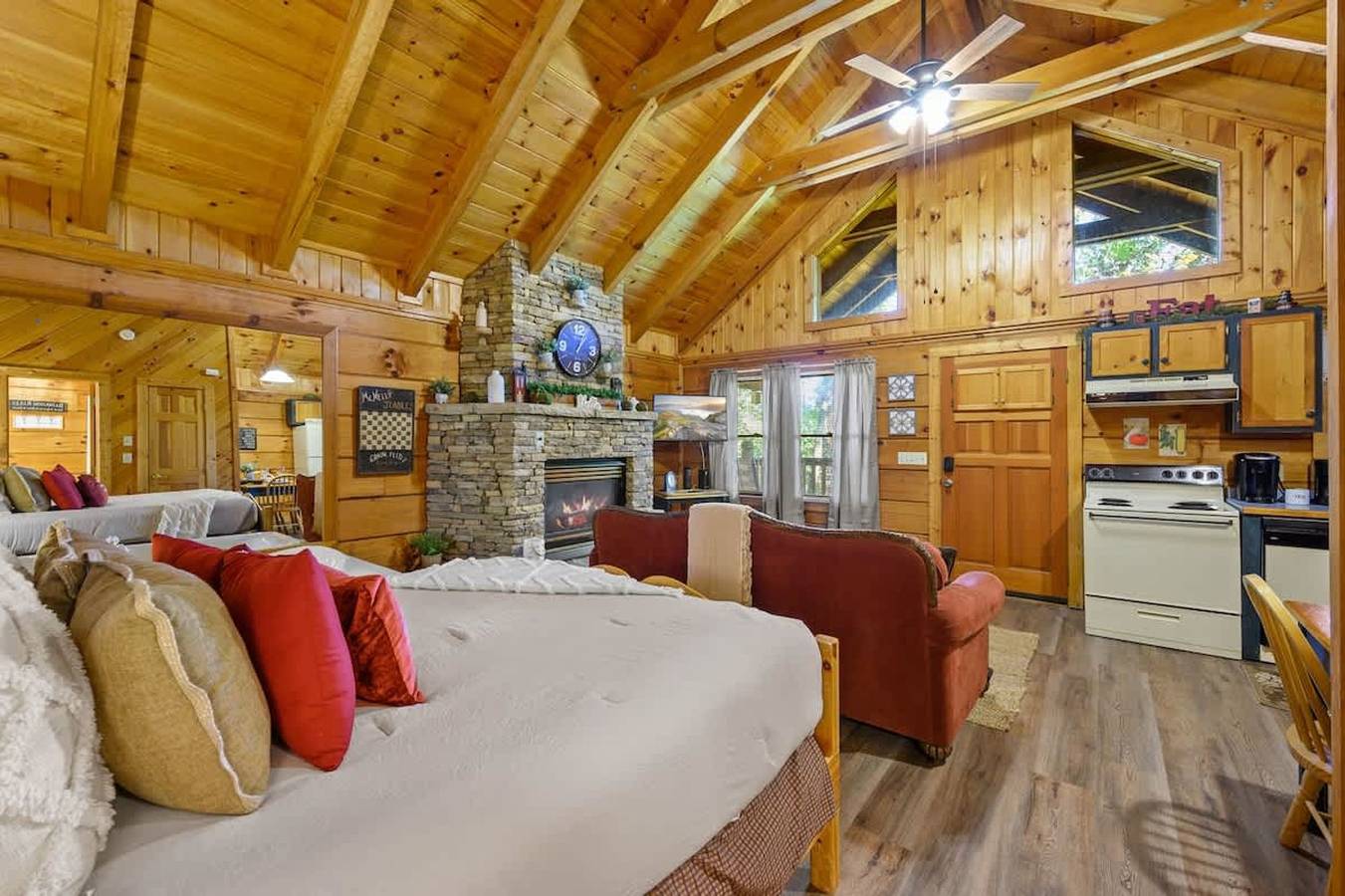 Ganze Wohnung, Location Cute Studio Log Cabin Hot Tub Fireplace in Pigeon Forge, Sevier County