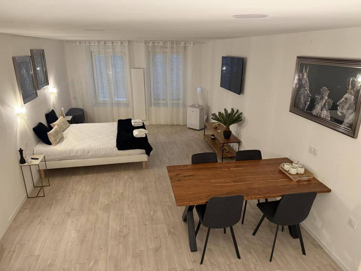 Double Room with Private Bathroom in Montmédy, Verdun