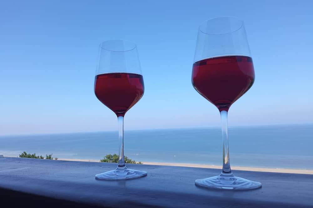 Entire apartment, Apartment - Near Deauville - 180° sea view - 4 people in Benerville-sur-Mer, Lisieux region