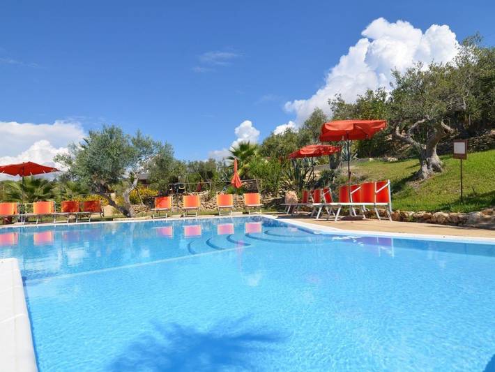 Ferienwohnung für 5 Personen, mit Terrasse und Garten sowie Pool und Seeblick in Sciacca