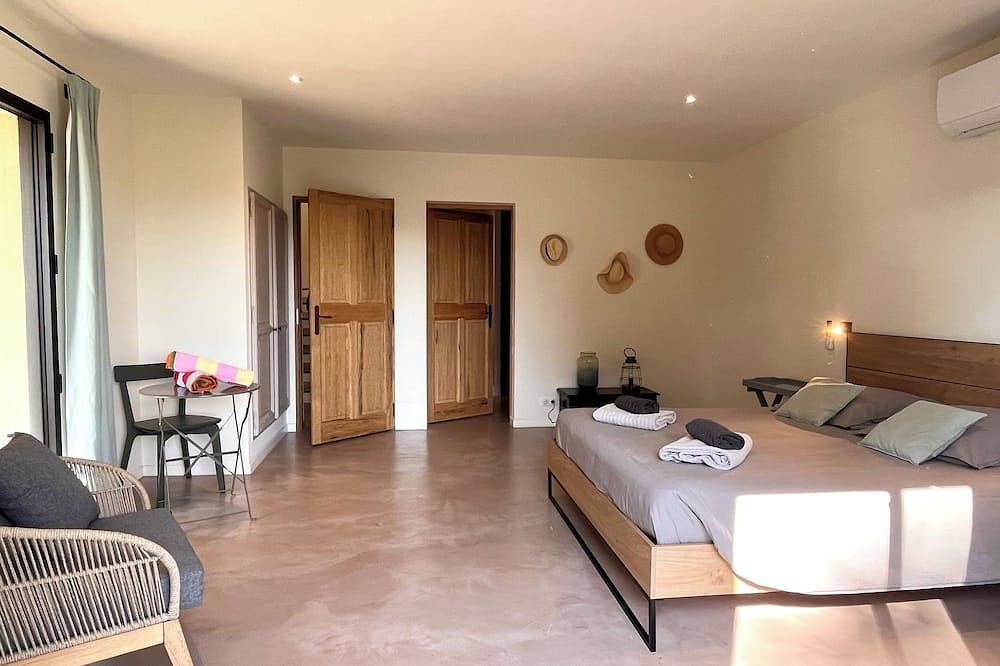 Modern village house with heated swimming pool and superb view of the Luberon. in Goult, Regionaler Naturpark Luberon