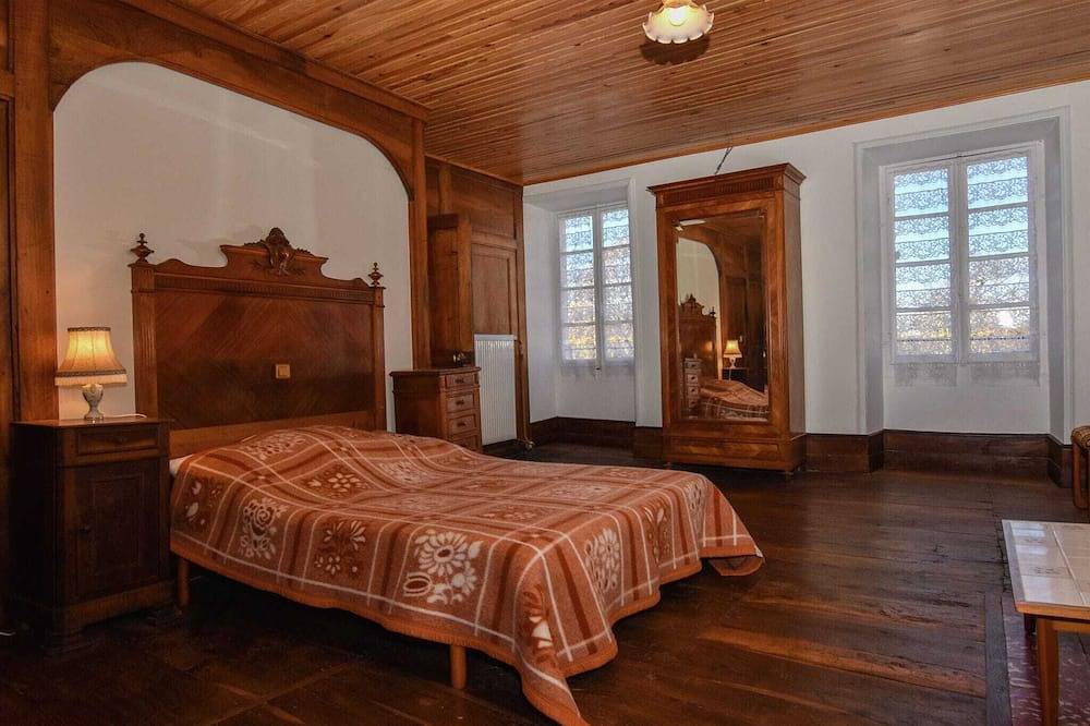 Vintage Retreat in Montfaucon in Montfaucon (Lot), Massif Central