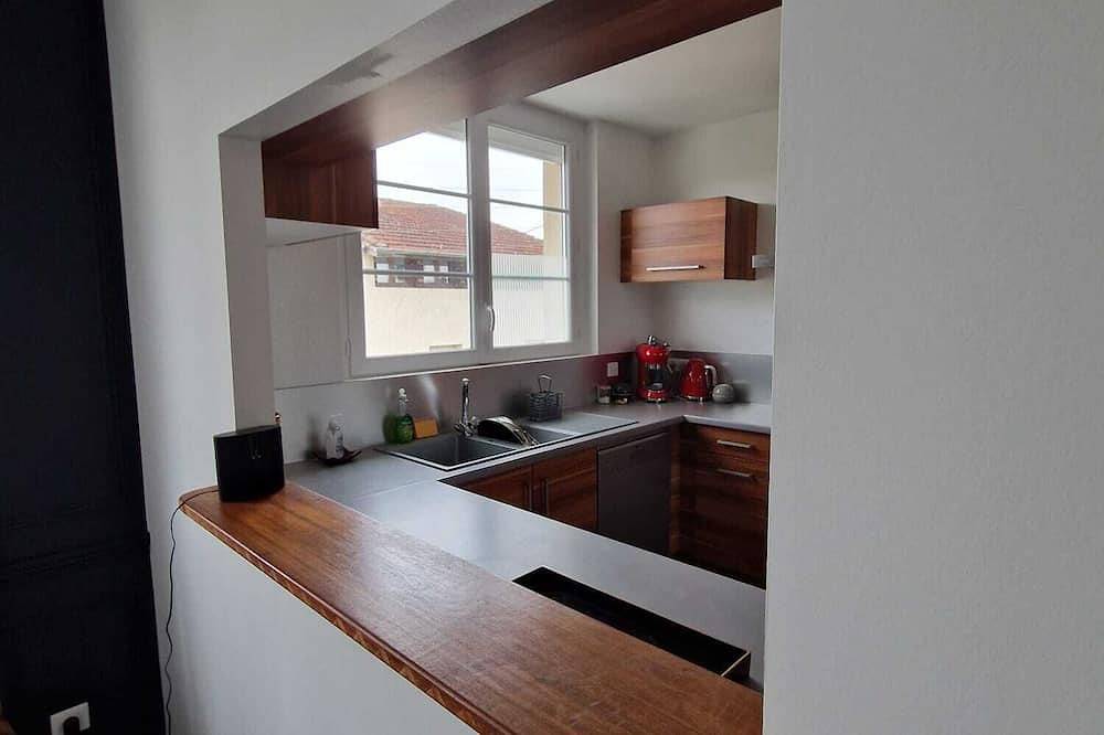 Entire apartment, Cozy apartment with terrace, close to train station and city center in Libourne, Libourne region