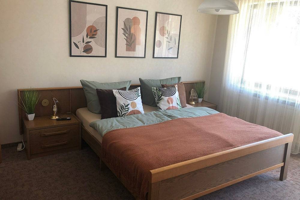 Ganze Wohnung, Zimmer 2, 1Og Moselblick Eva  mit Gemeinschaftsküche, gemeinsamen Garten, Balkon und Wlan in Klotten, Cochem-Zell
